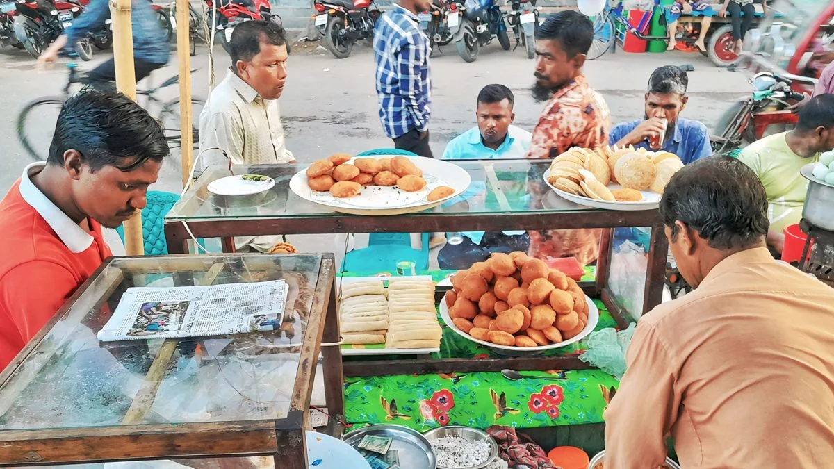 ফুটপাতের পিঠা-ঝালমুড়ি-পেঁয়াজু দোকানেরও লাগবে লাইসেন্স